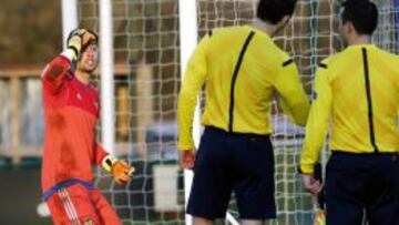 El portero Antonio Sivera se lamenta tras la decisión arbitral.