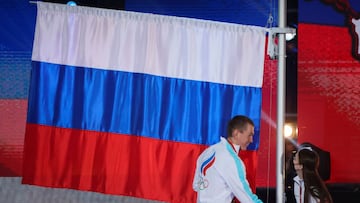 El esquiador Alexander Bolshunov y la patinadora Anna Shcherbakova levantan la bandera de Rusia a su regreso a Mosc&uacute; tras los Juegos Ol&iacute;mpicos de Invierno de Pek&iacute;n 2022.