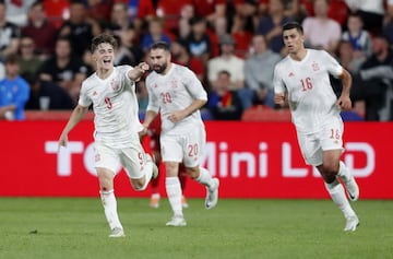 1-1. Gavi celebra el primer gol de la selección española.