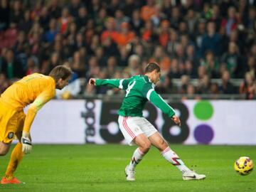 Javier Hernández le anotó también a Holanda quitándose al portero Tim Krul. En la historia, el mexicano le ha logrado anotar en dos ocasiones a los holandeses.