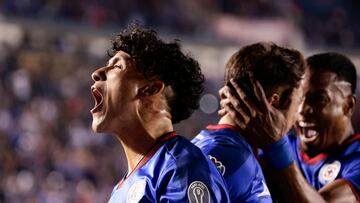 AME8059. CIUDAD DE MÉXICO (MÉXICO), 10/02/2024.- Carlos Antuna de Cruz Azul celebra un gol ante San Luis hoy, durante un partido de la jornada seis del Torneo Clausura del fútbol mexicano disputado en el Estadio Ciudad de los Deportes, en Ciudad de México. EFE/José Méndez