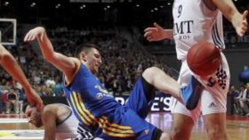 <b>LA ESPALDA DE RUDY SUFRE CON LOS CICLOS VIERNES-DOMINGO. </b>Pablo Laso no ha podido dar el descanso que hubiera querido a ciertos jugadores en esos ciclos de viernes y domingo, de hecho son mínimas las diferencias de minutos jugados entre la Euroliga y la Liga Endesa. La maltrecha espalda de Rudy sufre las consecuencias. Ante el Khimki, Fridzon cayó encima del mallorquín (en la imagen). Dos días después, Laso le dejó en el banquillo de inicio ante el Cajasol, pero el mal inicio blanco le obligó a recurrir a él. Tras recibir un masaje en la zona sobrecargada, Rudy resolvió el partido a favor del Madrid.