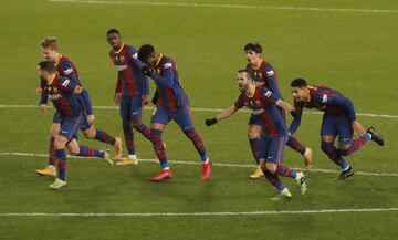Los jugadores del Barcelona celebraron la calsificaci¨®n a la final de la Supoercopa.