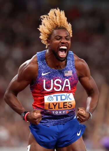 El medallista de oro, Noah Lyles, del equipo estadounidense, celebra su victoria tras la final masculina de los 200 metros lisos, en el séptimo día del Campeonato Mundial de Atletismo Tokio. 
