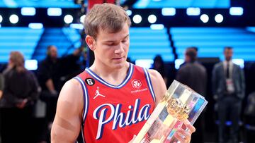 SALT LAKE CITY, UTAH - FEBRUARY 18: Mac McClung #9 of the Philadelphia 76ers celebrates with the trophy after winning the 2023 NBA All Star AT&T Slam Dunk Contest at Vivint Arena on February 18, 2023 in Salt Lake City, Utah. NOTE TO USER: User expressly acknowledges and agrees that, by downloading and or using this photograph, User is consenting to the terms and conditions of the Getty Images License Agreement.   Tim Nwachukwu/Getty Images/AFP (Photo by Tim Nwachukwu / GETTY IMAGES NORTH AMERICA / Getty Images via AFP)