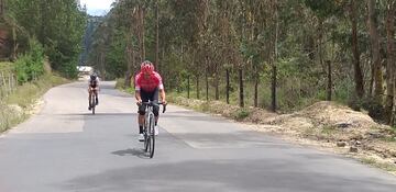 El ciclista colombiano del Arkéa - Samsic continúa preparando el reinicio de temporada y trabaja en las carreteras de Boyacá.