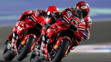 Pecco Bagnaia rueda por delante de Marc Márquez con la Ducati, durante el GP de Qatar de MotoGP.