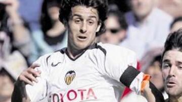 <b>INALCANZABLE. </b>Aimar 'pincha' un balón: su fichaje es un sueño tan caro como irrenunciable.