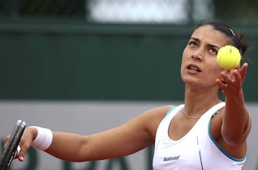 Muguruza scrapes through debut at French Open