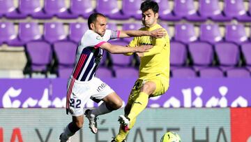 VALLADOLID, SPAIN - MAY 13: Nacho Martinez of Real Valladolid and Manu Trigueros of Villarreal battle for the ball during the La Liga Santander match between Real Valladolid CF and Villarreal CF at Estadio Municipal Jose Zorrilla on May 13, 2021 in Vallad