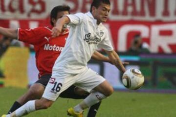 Charles Aránguiz experimentó el descenso con Quilmes, en 2010.