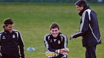 <b>PRIMER ENSAYO. </b>Juande dirigió el entrenamiento tres horas después de ser presentado. En la imagen bromea con Higuaín y Casillas.