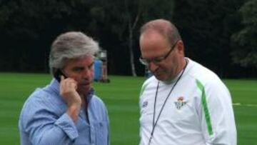 <b>EL PRESIDENTE APOYA AL ENTRENADOR. </b>Guillén, que en la imagen habla junto a Mel durante la pretemporada bética en Inglaterra, confía en el técnico.