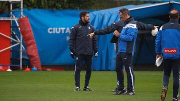 Quique se reincorpora en un entrenamiento bajo la lluvia