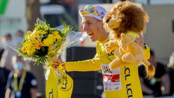 Tadej Pogacar celebra su victoria en la general del Tour de Francia 2021 en el podio de los Campos El&iacute;seos.