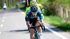El ciclista del Kern Pharma Pau Miquel rueda en fuga durante la Lieja-Bastoña-Lieja 2022.