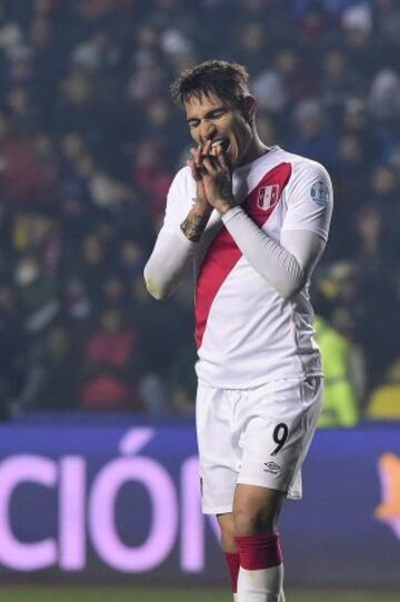 Peru's forward Paolo Guerrero celebrates after his team scored against Paraguay during the Copa America third place football match in Concepcion, Chile on July 3, 2015.  AFP PHOTO / LUIS ACOSTA