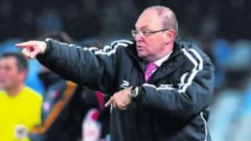 <b>CONTINUARÁ. </b>Pepe Mel da instrucciones en un partido del Rayo.