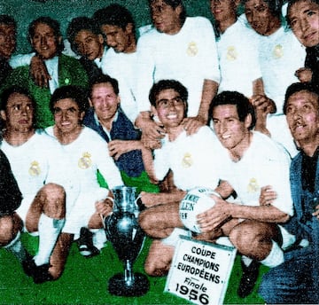 Los jugadores celebran el primer t¨ªtulo de la m¨¢xima competici¨®n continental en el c¨¦sped del Parque de los Pr¨ªncipes.