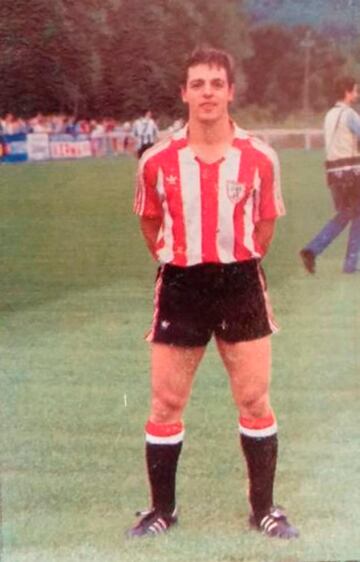 Formado en la cantera del Athletic Club donde jug車 en el filial entre 1983 y 1986. Defendi車 la camiseta del Osasuna la temporada 1987-88.