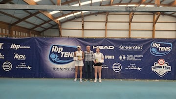 La tenista María Trujillo posa con el título de campeona del XII Trofeo San Prudencio – Open Vitoria Femenino, cita del Circuito IBP Tenis Pro