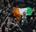 La razón por los que los aficionados del Celtic llevan banderas de Irlanda y no de Escocia