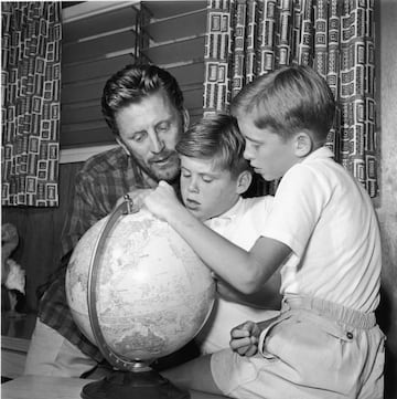 Kirk Douglas con sus hijos Joel (en el centro) y Michael Douglas, 1956.