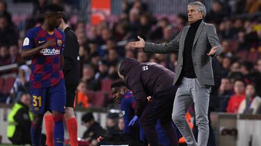 Setién protesta una acción de juego ante Ansu Fati y mientras es atendido Umtiti.