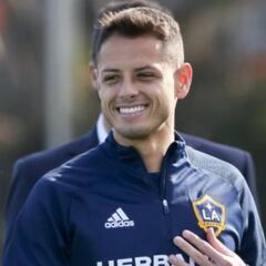 Chicharito no cierra la puerta a retirarse en Chivas