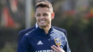 Chicharito no cierra la puerta a retirarse en Chivas