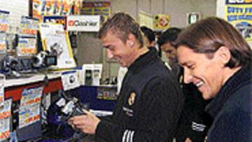 <b>SEDUCIDOS POR LA ELECTRÓNICA</b>. Los jugadores del Real Madrid emplearon su tiempo libre en recorrer tiendas de sofisticados aparatos electrónicos, que fascinaron a todos.