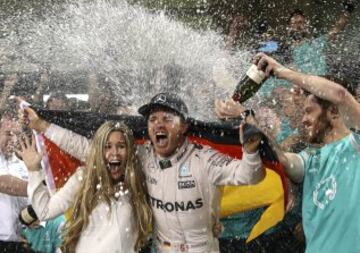 Nico Rosberg y su mujer celebran el Mundial del alemán.