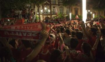 Los seguidores sevillistas celebraron el t¨ªtulo en las calles de la capital hispalense.