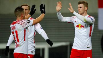 Soccer Football - Europa League Round of 16 First Leg - RB Leipzig vs Zenit Saint Petersburg - Red Bull Arena, Leipzig, Germany - March 8, 2018   RB Leipzig&#039;s Timo Werner celebrates with Diego Demme after scoring their second goal    REUTERS/Fabrizio