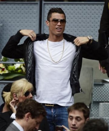 El futbolista portugués del Real Madrid Cristiano Ronaldo presenciando el partido de cuartos de final entre el tenista español Rafa Nadal y el brasileño Joao Souza del Mutua Madrid Open que se disputa en la Caja Mágica