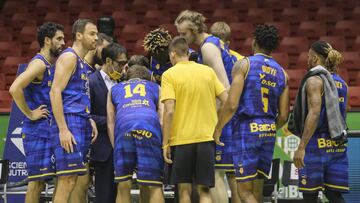 Los jugadores del Herbalife Gran Canaria en un corrillo.