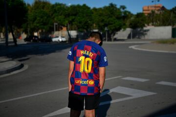 Un joven seguidor culé se acercó a la ciudad deportiva del Barça y sufrió al ver como su ídolo, Leo Messi, no acudió a las pruebas PCR.