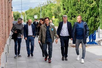 El periodista deportivo; Dani Garrido, el presidente y consejero delegado de Prisa Media; Carlos Núñez, la jefa de deportes de la Cadena SER; Laura Martínez, los periodistas deportivos; José Antonio Ponseti, Julio Pulido y Manu Carreño a la llegada al tanatorio.