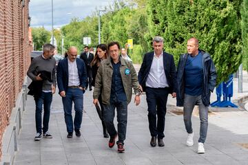 El periodista deportivo; Dani Garrido, el presidente y consejero delegado de Prisa Media; Carlos Núñez, la jefa de deportes de la Cadena SER; Laura Martínez, los periodistas deportivos; José Antonio Ponseti, Julio Pulido y Manu Carreño a la llegada al tanatorio. 