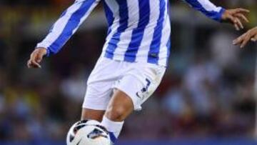 <b>ESTRELLA. </b>Griezmann mira alto con la Real.