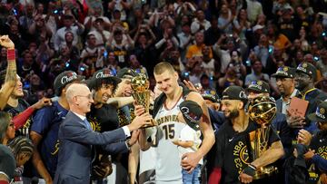 Denver Nuggets, con Nikola Jokic en el centro de la celebración, recibe el trofeo de campeón de la NBA por primera vez en su historia tras derrotar a Miami Heat.