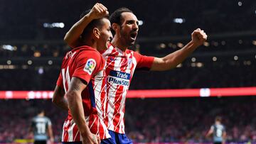 Juanfran celebra con Correa el gol de Griezmann en el Wanda Metropolitano, el primero de la historia de este estadio.