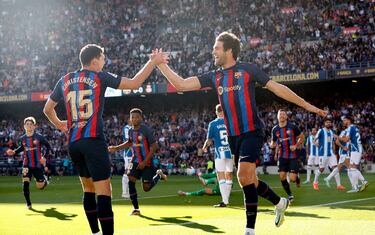 Barcelona 1-0 Espanyol | Saque de esquina de Raphinha que consiguió ceder Christensen de cabeza en el segundo palo, apareció Marcos Alonso para meter la testa y mandarla al fondo de la portería. 
