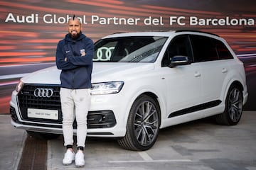 El volante luce en la cancha, pero también fuera de ella, donde exhibe su colección de automóviles. Su última adquisición fue un Fiat Panda.