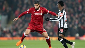 Emre Can disputa un bal&oacute;n durante un partido entre el Liverpool y el Newcastle.