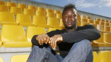 <b>REFUERZO. </b>El delantero nigeriano, en las gradas del Carranza, que cambia por las del Sardinero.