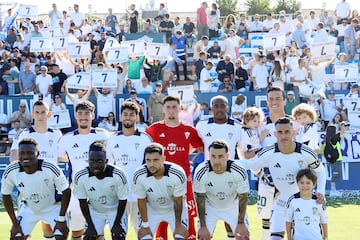 Alineacin del Marbella. Los aficionados alzan cartulinas con el '7'.