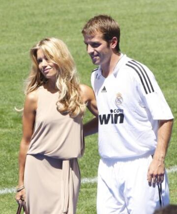 Van Der Vaart  junto a su familia durante su presentación como jugador del Real Madrid en 2008
