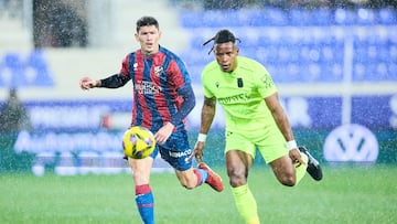 Cedric lucha por un balón ante Loureiro.