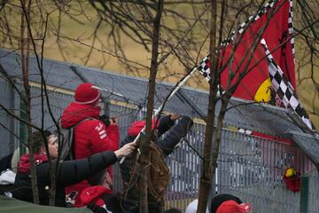 La gente se rene afuera de la pista de Ferrari mientras el piloto britnico Lewis Hamilton prueba el Ferrari.